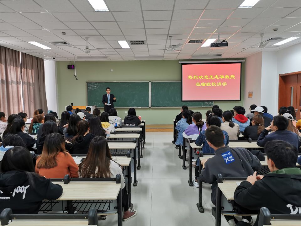 图片包含 天花板, 室内, 人员, 墙壁描述已自动生成